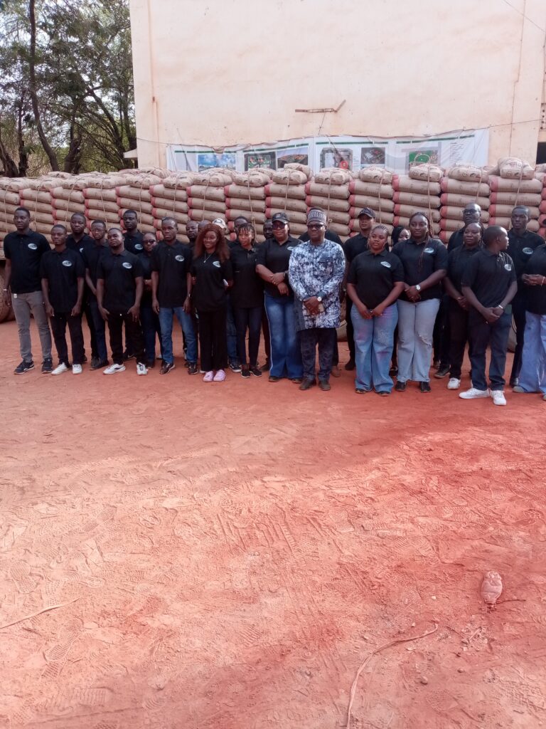 Une Vue des 20 tonnes avec l'équipe des Kundé