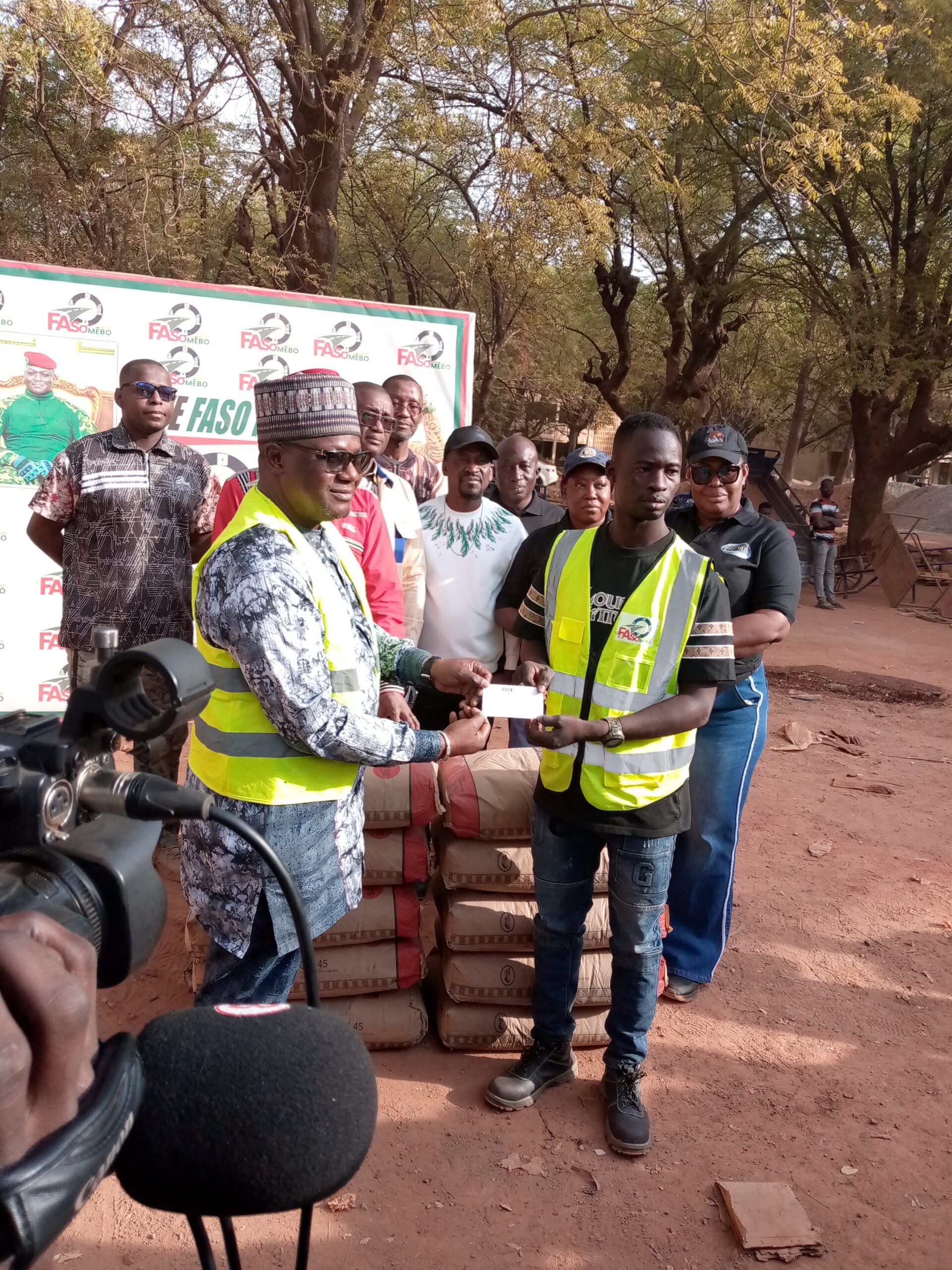 Remise symbolique du don par le DG Soré Salfo